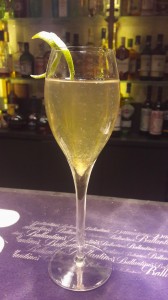 French 77Liqueur de St-Germain, jus de citron et Champagne