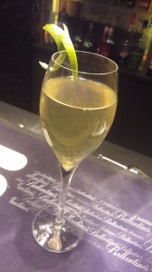 French 75Sirop de sucre, jus de citron vert, gin Tanqueray, Champagne